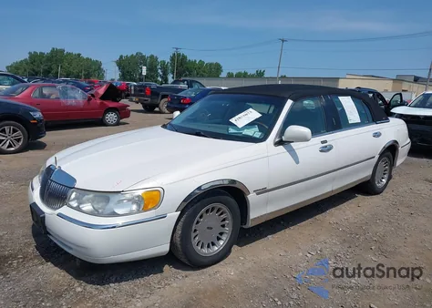 2000 Lincoln Town Car Cartier from USA, damaged, VIN 1LNHM83W2YY923563